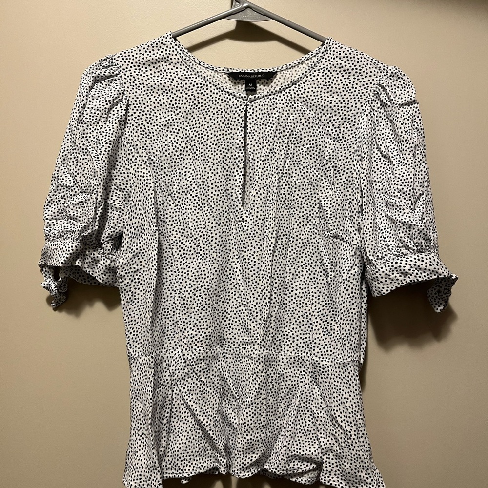 Banana Republic Black & White Printed Puff Sleeve Blouse – Peplum Top (M)